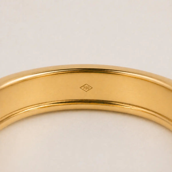 Close up on the stamp representing the finesse of the jewelry (750 in this case)