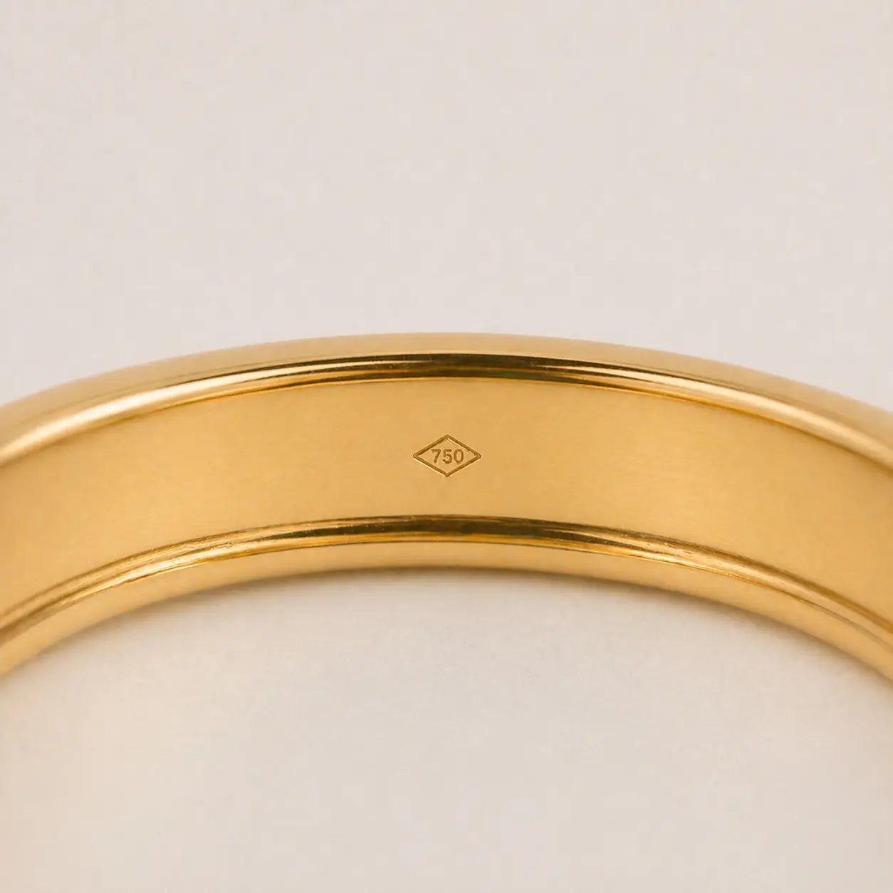 Close up on the stamp representing the finesse of the jewelry (750 in this case)