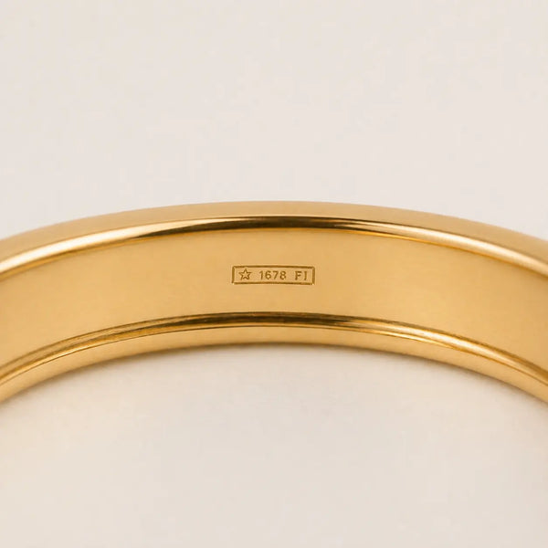 Close up on the stamp that represent who made the jewelry