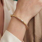 Model_close_up_trinity_bangle