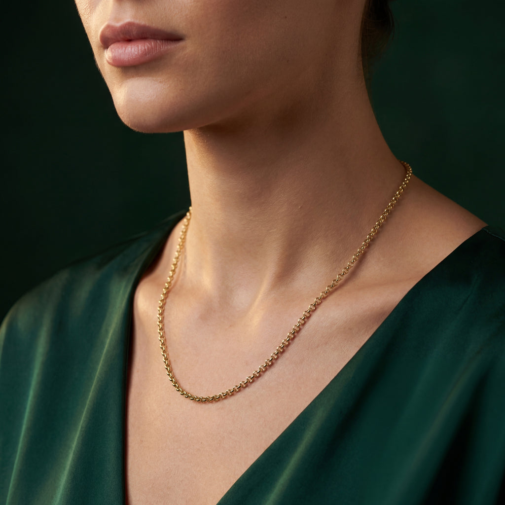Model_wearing_rolo_necklace